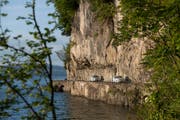 Die in den Jahren 1878/79 erbaute Kehrsitenstrasse am Vierwaldstaettersee zwischen Stansstad und Kehrsiten soll in den nächsten Jahren fuer mehrere Millionen Franken saniert und gesichert werden. (Bild: Urs Flüeler, Keystone / Kehrsiten, 17.6.2017)