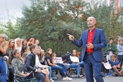 Rektor Patrik Eigenmann versucht, die protestierenden Kollegischüler vom Vorteil des Systems mit Fachzimmern zu überzeugen. Bild: Matthias Piazza (Stans, 23. September 2016)