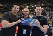 Andreas Züger (links) und Bruno Büeler (rechts) mit Lars Christiansen, dem ehemaligen dänischen Spitzen-Handballer, an der Preisübergabe. (Bild: pd)