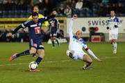 Luzerns Dimitar Rangelov (links) gegen Lausannes Gabri. (Bild: Philipp Schmidli / Neue LZ)