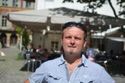 Reto Jäger ist gespannt, wie die einheimischen Töne auf dem Lehnplatz klingen. (Bild: Anian Heierli / Neue UZ)