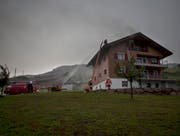 Das Feuer in Steinerberg war gegen 18.30 Uhr ausgebrochen. (Bild: Geri Holdener, Bote der Urschweiz)