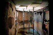 Die Decke des Lagerraums muss nach der Explosion abgestützt werden. (Bild Corinne Glanzmann)