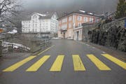 Häuser wie das Hotel de la Gare (links) oder die alte Jugendherberge werden seit Jahren kaum bewohnt. (Bild: PD (Göschenen, 2017))