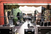 Im Theater Uri entsteht zurzeit das aufwendige Bühnenbild für die Tellspiele – mit vielen Spezialeffekten und Details. (Bilder Boris Bürgisser)