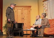 Bürgermeister Deibele (Bruno Imhof, links) hat vieles aufzuklären, als er in der Stube von Opa Georg Eisele (Beppi Imhof) und Oma Emma Eisele (Monika Kempf) auftaucht. (Bild: Robi Kuster (Bürglen, 11. Januar))