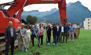 Von links: Markus Aregger, Jost Schumacher, Jeanette Stalder und Arvid Arnold sowie weitere Involvierte. (Bild: Georg Epp (Attinghausen, 21. August 17))