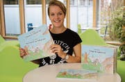 Nina Schuler zeigt ihre in den vier Landessprachen verfassten Kinderbücher über Wilhelm Tell.