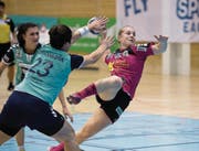 Findet die Lücke in der Zuger Abwehr: Judith Matter (am Ball), hier gestört von Soka Smitran (23). (Bild: Corinne Glanzmann (Nottwil, 4. Februar 2018))