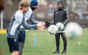 Skeptischer Blick: Coach Markus Babbel beim gestrigen Traininigsstart des FC Luzern. (Bild: Nadia Schärli (Luzern 3. Januar 2018))