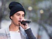 Der kanadische Sänger Justin Bieber bei einem Fernsehauftritt im November: Nachdem Bieber seine Anhänger aufforderte, den Song eines Chors von Krankenschwestern und Ärzten zu kaufen, stürmte dieser an die Spitze der britischen Charts. (Archivbild) (Bild: KEYSTONE/AP Invision/CHARLES SYKES)