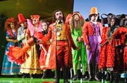 Bunt gekleidet treten im Opernhaus die Bewohner des Alpendorfs auf ? doch bei den Dorfregeln kennen sie keinen Spass. (Bild: Hans Jörg Michel (18. September 2016))