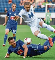 Auch ein Mann fürs Grobe: Stefan Knezevic (am Boden) grätscht hier gegen Benedikt Mioc beim Europa-League-Qualifikationsspiel gegen Osijek. (Bild: Martin Meienberger/Freshfocus (Luzern, 20. Juli 2017))