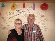 Walter und Trudy Amstutz vor der «Gedenkwand» im LSE-Buffet. (Bild: Kurt Liembd)