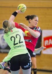 Sponos Noëlle Frey (rechts) versucht, an Zugs Lynn Schwander vorbeizukommen. (Bild Corinne Glanzmann)