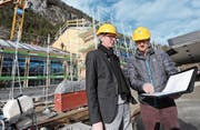 Besichtigung der Baustelle der neuen Gotthard-Raststätte Fahrtrichtung Süd mit Geschäftsleitungsmitglied Stephan Rohrer (links) und CEO Daniel Kaufmann. (Bild: Urs Hanhart (Schattdorf, 2. Februar 2018))