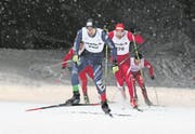 Der Sarner Julian Schumacher (vorne) bestimmt im Männerfinal die Pace. (Bild: Max Kraut (Engelberg, 21. Februar 2018))