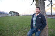 Bauer Hans Arnold auf seinem Land im Rynächt. (Bild: Corinne Glanzmann / Neue UZ)