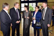 Die Regierungsräte Josef Niederberger (links), Alfred Bossard (2. v. l.) und Othmar Filliger (rechts) sowie Gemeindepräsidentin Helene Spiess (2. v. r.) im Gespräch mit Bundesrätin Doris Leuthard. (Bild Romano Cuonz)