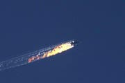 Der von der türkischen Luftabwehr getroffene, brennende russische Kampfjet. (Bild: FOTO HABERTURK TV CHANNEL)