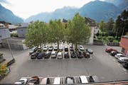 Altdorf will den Gemeindehausplatz umgestalten. Es sollen weniger oberirdische, dafür zusätzliche unterirdische Parkplätze in der geplanten gemeindeeigenen Tiefgarage zur Verfügung gestellt werden. (Bild: Urs Hanhart (Altdorf, 28. September 2017))