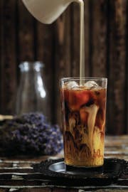 Cooler geht’s nicht mehr: Cold-Brew-Kaffee ist diesen Sommer das In-Getränk . (Bild: Getty)