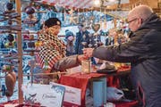 Weihnachtsschmuck in allen Variationen findet natürlich viel Interesse. (Bild: André A. Niederberger (Stans, 9. Dezember 2017))