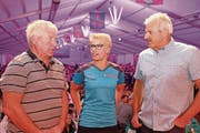 Noldi Ehrensberger (63, links), Sonia Kälin (32) und Harry Knüsel (56) trafen sich am Freitagabend zu einem Schwingertalk. (Bild: Richard Greuter (Alpnach, 30. Juni 2017))