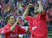 2001: Markus Babbel (rechts) feiert seinen Treffer im Uefa-Cup-Final gegen Alaves mit Michael Owen. (Bild: EPA)