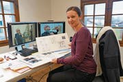 Carmen Kiser bereitet sich auf ihre Eröffnungsausstellung vor. Sie will etwa dem Künstler Rochus Lussi (auf den Bildschirmen zu sehen) ein «Schaufenster» widmen. (Bild: Romano Cuonz (Sachseln, 23. Januar 2018))