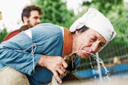 Die langen Fussmärsche machen durstig: Marie-Therese Zgraggen gönnt sich einen Schluck Wasser. (Bilder: Thomas Züger/SRF (Basel, 24. Juli 2017))