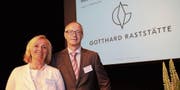 Verwaltungsratspräsidentin Barbara Merz und CEO Daniel Kaufmann vor dem neuen Logo. (Bild: Carmen Epp (Altdorf, 13. Juni 2017))