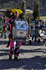 Auch in Lungern wird am Umzug richtig auf die Pauke gehauen. (Bild: Birgit Scheidegger (Lungern, 27. Februar 2017))