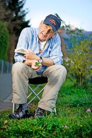 Werner Bürgler findet immer wieder seltene Kleeblätter – wie etwa das «doppelstöckige» Exemplar (Bild links). (Bild Corinne Glanzmann)