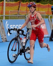 Jolanda Annen nimmt die Verfolgung auf. (Bild: Swisstriathlon (Kitzbühel, 16. Juni 2017))
