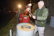 Otto Furrer (83) ist nicht nur der älteste Teilnehmer, er stellt auch die vielen Holzschlegel her. (Bilder: Christof Hirtler (Erstfeld, 26. Januar 2018))