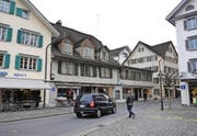 Dorfplatz 4/5 in Stans: Dem Pächter der Pizzeria mit Laden und den Mietern wurde wegen des heiklen Gebäudezustands gekündigt. (Bild Corinne Glanzmann)