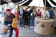 In der Stadt fand rund um die Burg Zug, den Pulverturm und den Huwylerturm das Mittelalterfest statt. (Bild: Maria Schmid / Neue ZZ)