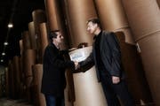 Matthis Unholz (rechts) übernahm für ein Jahr als Interims-Manager den Job von Markus Keiser bei der Cham Paper Group. (Bild: Christian Herbert Hildebrand)