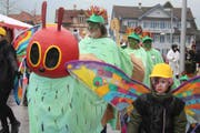 Der Sommer ist in Sicht: Raupe und Schmetterlinge bringen Farbe in den Schmutzigen Donnerstag. (Bilder: Marion Wannemacher (Sachseln, 8. Februar 2018))