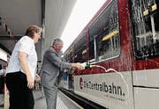 Beatrice Richard-Ruf und Ferdinand Keiser taufen den neuen Zug auf den Namen Brisen. (Bild: Corinne Glanzmann / Archiv)