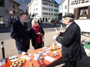 Annette Amstad (77) fühlt Othmar Filliger (links) und Alois Bissig auf den Zahn. (Bild Kurt Liembd)