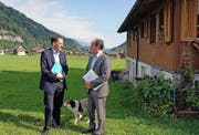 Markus Lips von der Forschungsanstalt Agroscope mit Volkswirtschaftsdirektor Niklaus Bleiker (rechts) in Lungern. (Bild Philipp Unterschütz)