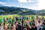 Feiern den Cup-Triumph mit ihren Fans: die Spieler des SC Kriens. (Bild Roger Grütter)