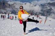 Archivbild: Eine Touristin auf dem Titlis-Gletscher. Die FDP will, dass der Tourismus in Obwalden vom Kanton finanziert wird. (Bild: Philipp Schmidli (Neue Luzerner Zeitung))