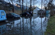 Hochwasser an den üblichen Stellen: Der Lauerzersee in Seewen am Freitagmorgen. (Bild: Geri Holdener, Bote der Urschweiz)
