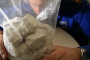 Ein Beamte der Luzerner Polizei untersucht gefundenes Kokain. (Bild: Archiv Neue LZ)