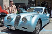 Ein Traum in Ice-blue: Sepp Furger mit seinem Oldtimer Jaguar XK 120 FHC am OiO.Bild: Robert Hess (Sarnen, 3. Juni 2017)
