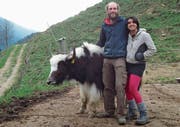 Sergio Casini und Sarah Priti Casini mit einem ihrer Yaks. (Bild: PD)