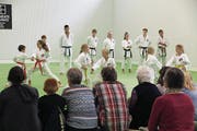 Karateschüler präsentieren am Tag der offenen Tür ihren Sport. (Bild: Paul Gwerder (Altdorf, 16. September 2017))